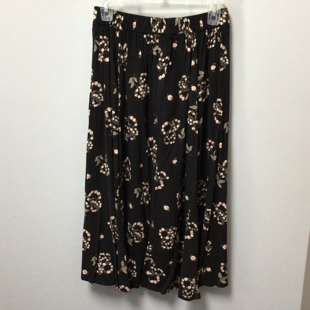 Sag Harbor - Black skirt with white and pink flowers and green foliage - Picture 10 of 12